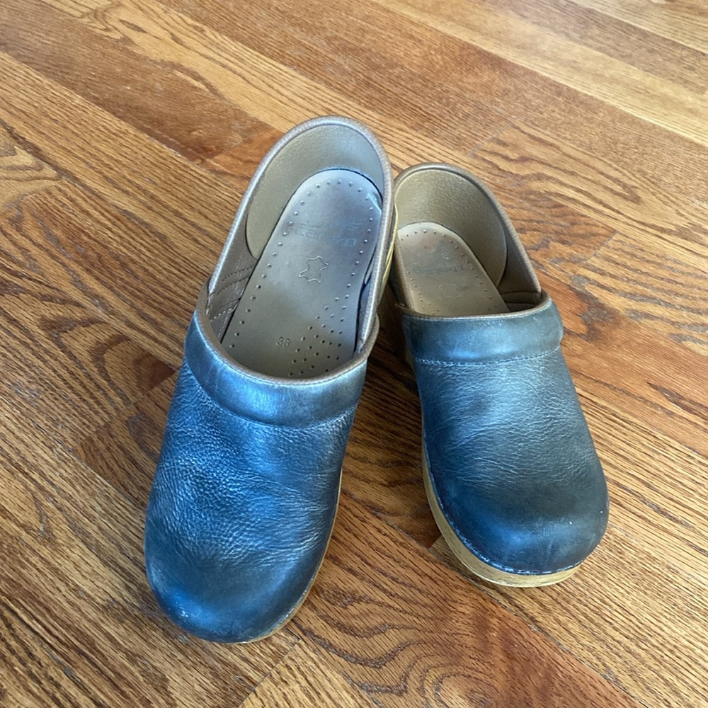 Dansko gray clogs size 38, weathered look, gray
